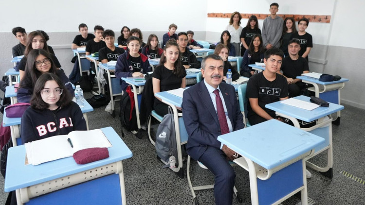 Bakan Tekin, öğrenci daveti üzerine Betül Can Anadolu Lisesini ziyaret etti