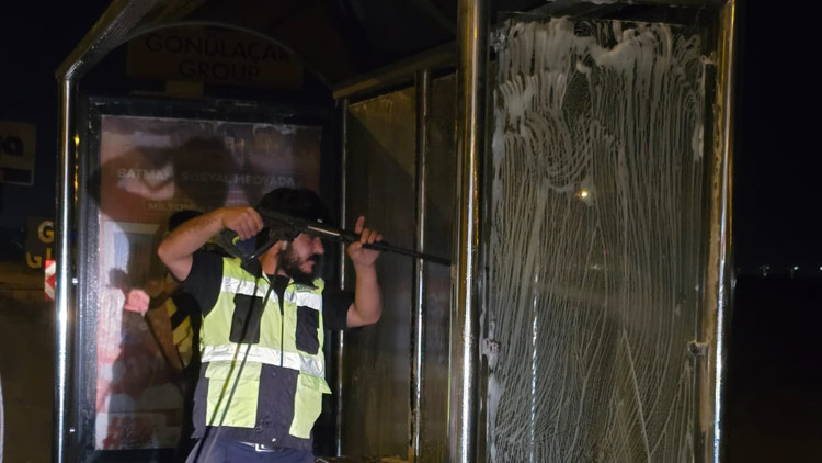 Batmanda otobüs durakları temizlendi Batmanda otobüs durakları temizlendi