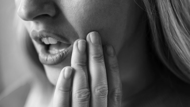 Ağrıyan yerinin aft olduğunu sandı, aslında korkunç hastalığın belirtisiydi... Doktorlar dilinin yarısını almak zorun kaldı