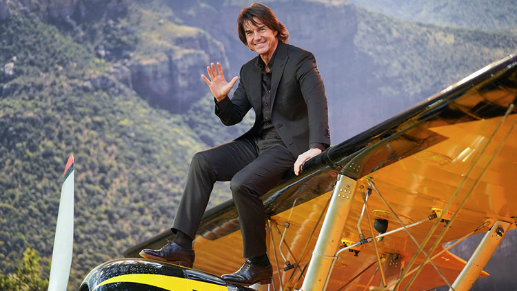 Bu kez görevimiz tehlike değil, görevimiz düğün Her şeyin en görkemlisini istiyor: Ya uzayda ya da denizin altında evlenecekler