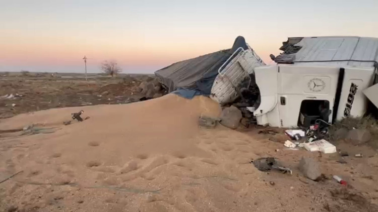 Cizre’de buğday yüklü TIR devrildi: 2 yaralı Cizre’de buğday yüklü TIR devrildi: 2 yaralı