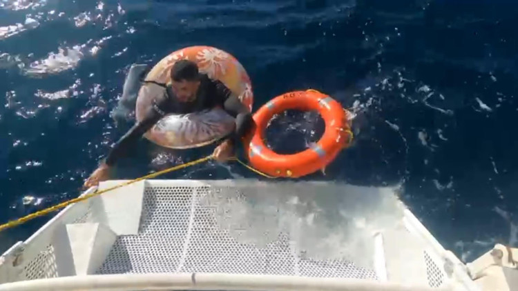 Kuşadasında yüzerek Sisama geçmeye çalışan kaçak göçmen yakalandı