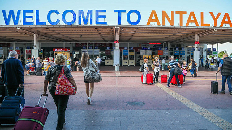 Antalyada iki yeni rekor: Her 4 turistten 1i Rus