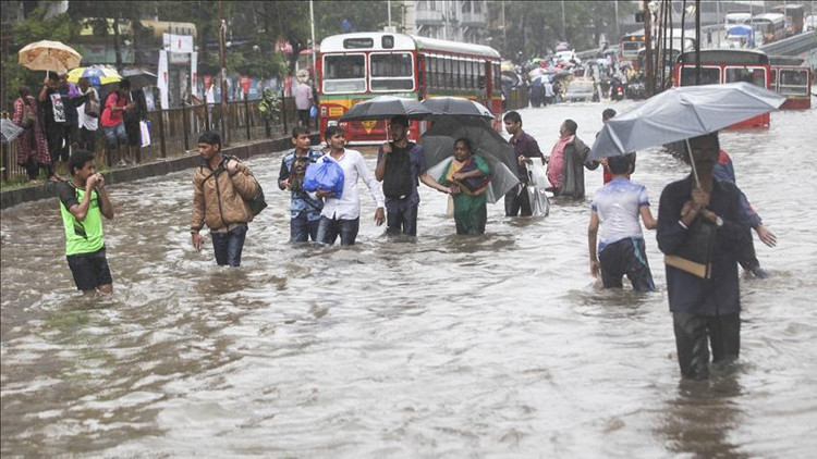 Hindistanda sel ve toprak kayması: 23 kişi hayatını kaybetti