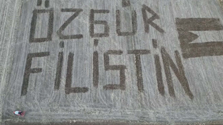 Traktör ile tarlalarına Özgür Filistin yazdılar