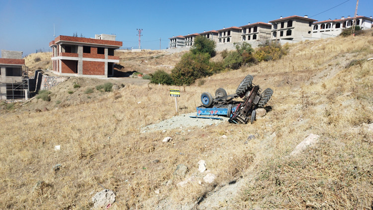 Tokat’ta traktör tarlaya devrildi: 2 ağır yaralı