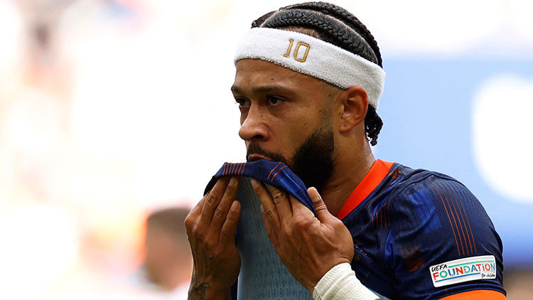 Yıldız futbolcuya pasaport şoku: Milli takıma katılamadı Yıldız futbolcuya pasaport şoku: Milli takıma katılamadı