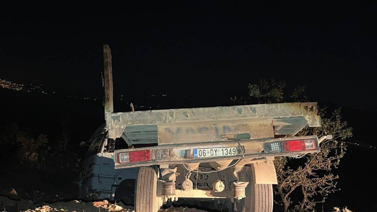 Şırnakta şarampole düşen TIRın şoförü öldü Şırnakta şarampole düşen TIRın şoförü öldü