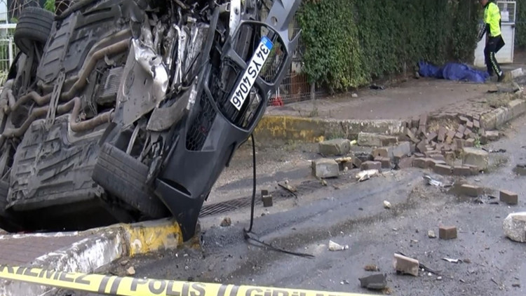 Kontrolü kaybeden sürücü yayalara çarptı Ölü ve yaralılar var