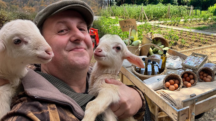 Doğa ile iç içeyim, yaklaşık 5 yıldır çiftçilik yapıyorum Doğa ile iç içeyim, yaklaşık 5 yıldır çiftçilik yapıyorum