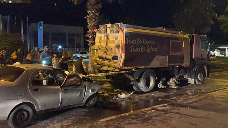 Kuşadası’nda belediye temizlik aracına çarpan otomobilin sürücüsü öldü