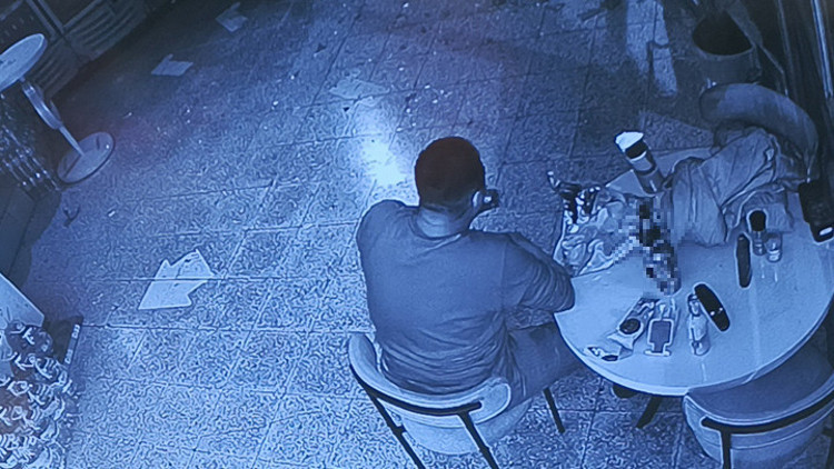 Burdurda marketin camını kırıp içeri girdi; Yedi, içti ve gitti