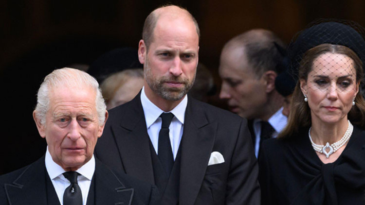 Öfke gözünü kararttı, tahtı bile görmüyor... Büyük oğlu resti çekti: Ya kardeşim ya ben Öfke gözünü kararttı, tahtı bile görmüyor... Büyük oğlu resti çekti: Ya kardeşim ya ben