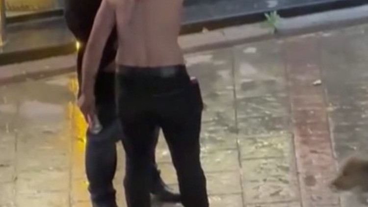 Jiletle çevresindekilere taşkınlık yapan kişinin öldürülmeden önceki görüntüleri ortaya çıktı Jiletle çevresindekilere taşkınlık yapan kişinin öldürülmeden önceki görüntüleri ortaya çıktı