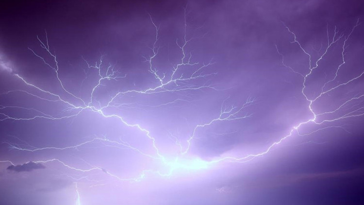 Erzincan’da şimşek ve yıldırımlar geceyi gündüze çevirdi Erzincan’da şimşek ve yıldırımlar geceyi gündüze çevirdi