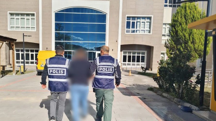 Camını kırıp girdiği markette yiyip içen şüpheli tutuklandı Camını kırıp girdiği markette yiyip içen şüpheli tutuklandı