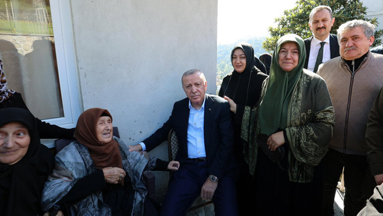 Cumhurbaşkanı Erdoğan Rizede... Komşularıyla sohbet etti, Ayder Yaylasını ziyaret etti