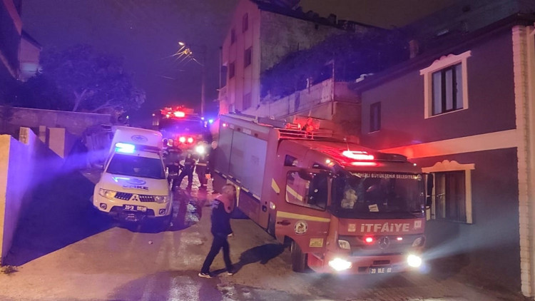 Denizli’de tek katlı evin tavanı çöktü; 6 yaralı