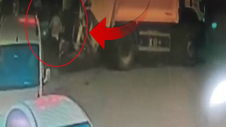 Çöp kamyonu hayattan kopardı Feci kaza kamerada