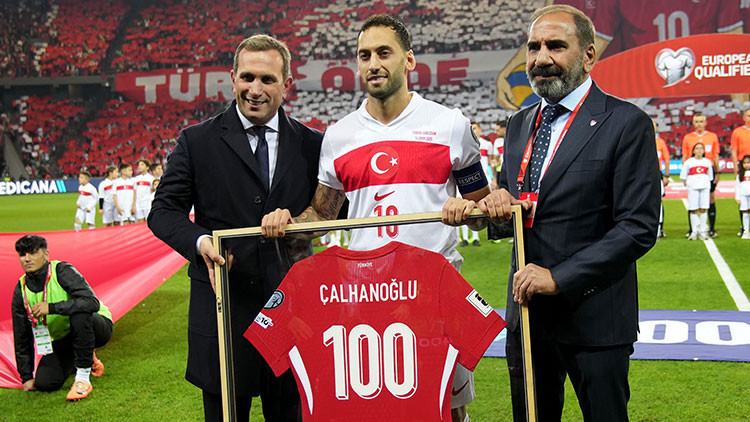 Hakan Çalhanoğlu’na 100. maç plaketi