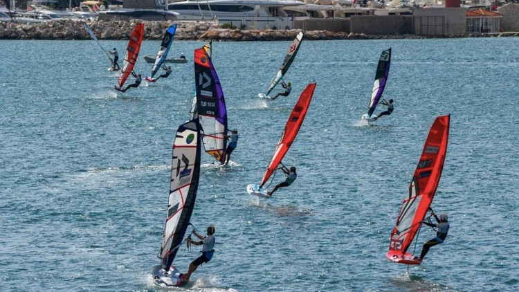 Alaçatı’nın rüzgarı Çeşme turizmini de uçuruyor