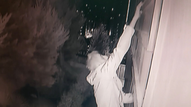 İstanbul- Kadıköyde binalara tırmanarak milyonlarca liralık hırsızlık yapan şüpheliler kamerada