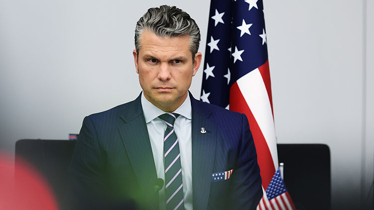 ABD Savunma Bakanı ölümden döndü: Uçağı acil iniş yaptı