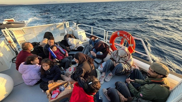 Ölümden döndüler Kaçak göçmenler son anda kurtarıldı