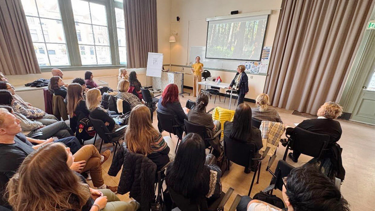 İngiltere Kadın Platformu Hollandada