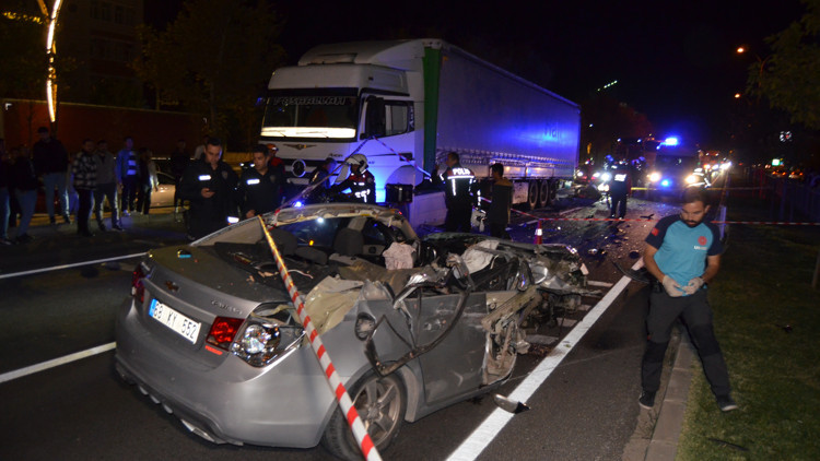 Otomobil, TIR’a arkadan çarptı; sürücü yaralandı, ağabeyi öldü