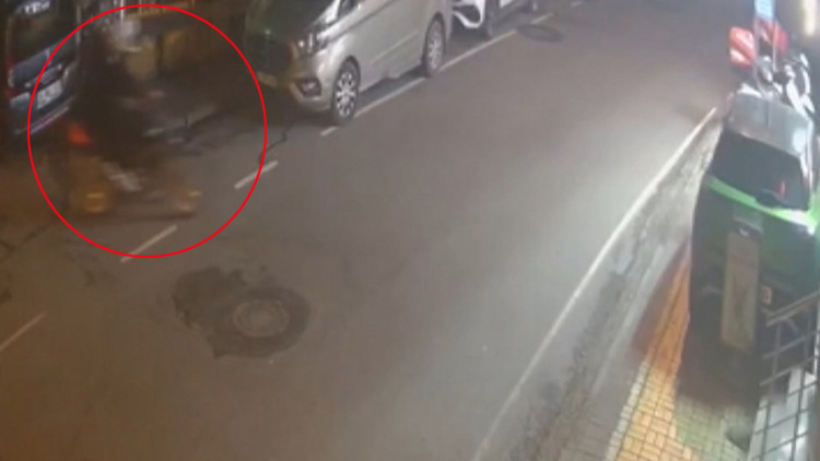 Size kız vermeyiz diyen kardeşleri dövdü Dükkanı kurşunlandı O anlar kamerada Size kız vermeyiz diyen kardeşleri dövdü Dükkanı kurşunlandı O anlar kamerada