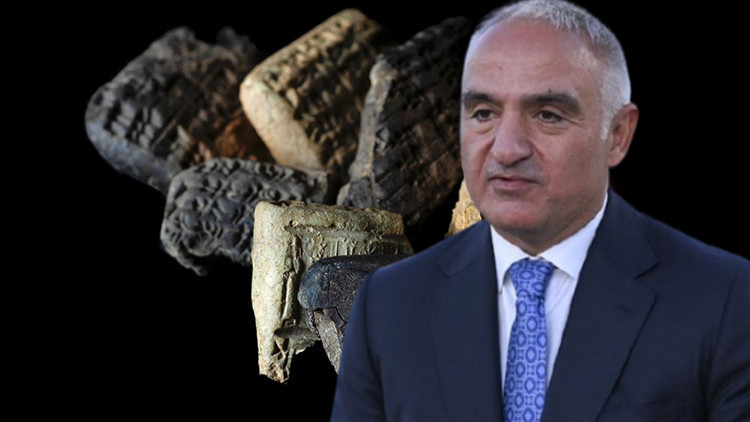 Bakan Ersoy duyurdu Aççana Höyükte M.Ö. 1400 - 1500 yıllarına ait çivi yazılı tablet bulundu