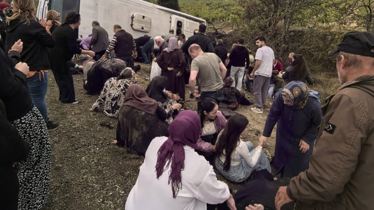 Denizli’de tur otobüsü devrildi; 1 ölü, 32 yaralı