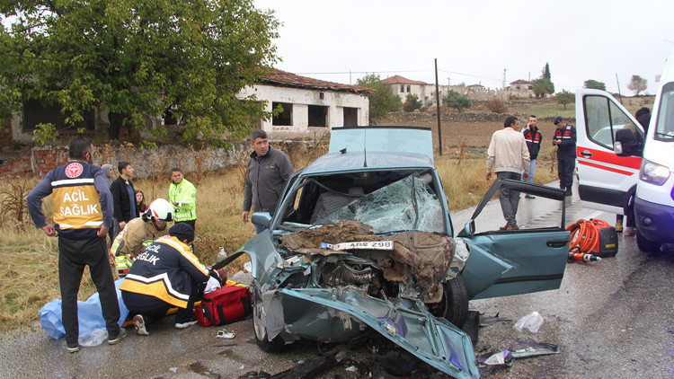 Manisa’da otomobil ile kamyonet çarpıştı; 1 bebek öldü, 5 yaralı Manisa’da otomobil ile kamyonet çarpıştı; 1 bebek öldü, 5 yaralı