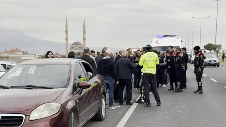Aksarayda polis cenazesi sırasında konvoydaki araçlara sopa ve taşlarla saldırı: 4 yaralı