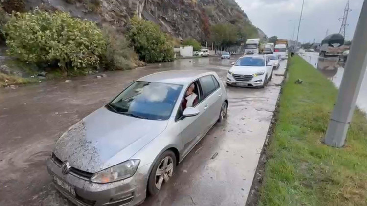 Aydında sağanak sonrası heyelan oluştu Aydında sağanak sonrası heyelan oluştu