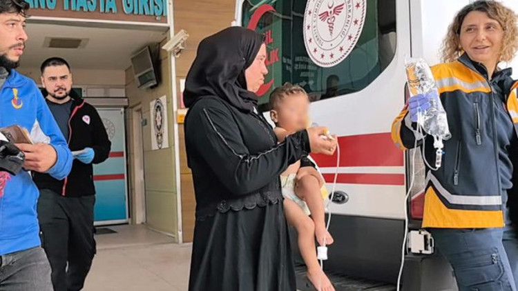 1.5 yaşındaki çocuk oyun oynarken ateşin üzerine düştü