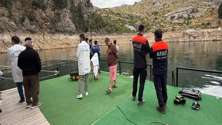 Baraj gölünde kaybolan İrlandalı turisti arama çalışmalarında ikinci gün Baraj gölünde kaybolan İrlandalı turisti arama çalışmalarında ikinci gün