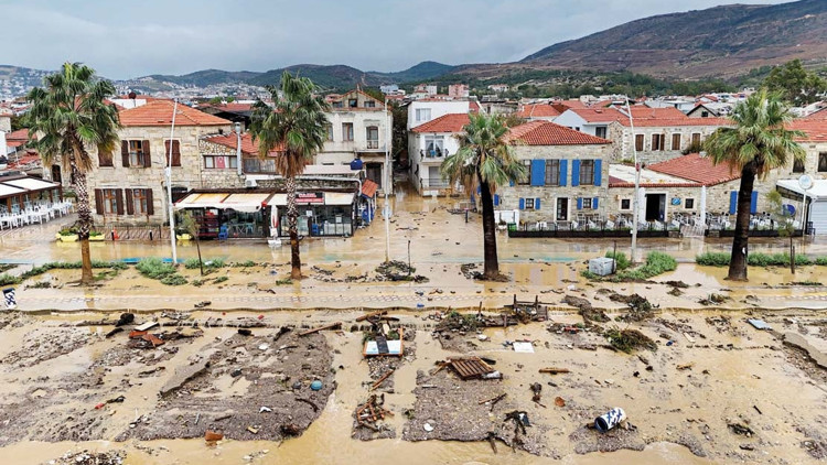 Ege’nin kıyıları denizle birleşti