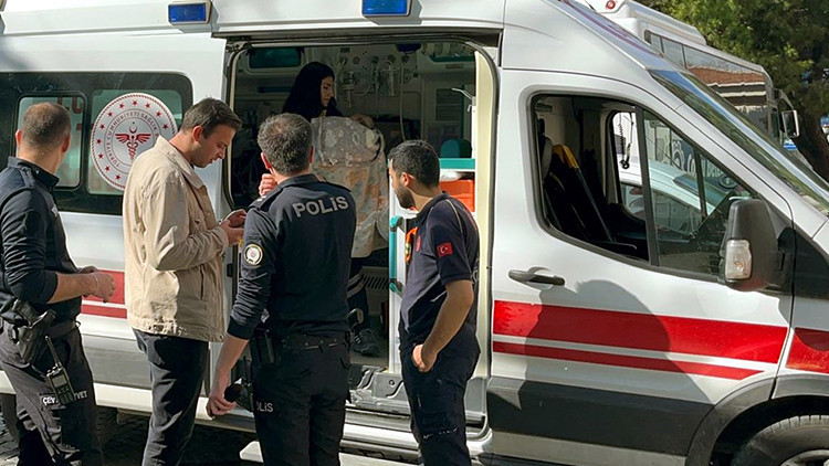 Akılalmaz olay: Anne, bebeğini bankta oturan kişiye bırakıp kaçtı Akılalmaz olay: Anne, bebeğini bankta oturan kişiye bırakıp kaçtı