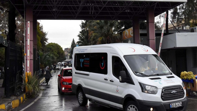 İzmirde polise silahlı saldırı: Bir polis yaralandı