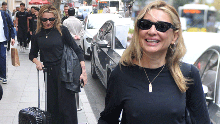 Bavuluyla dolaşıyor... Evim var ama otelde kalmayı tercih ediyorum