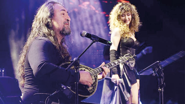 Sena Şeker babasıyla sahnede