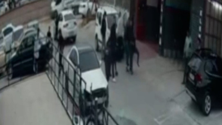 Oto boyama atölyesine silahlı saldırı kamerada 3 kişi gözaltına alındı