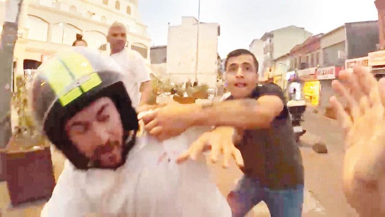 İspanyol YouTuber’ı takip edip dövdüler