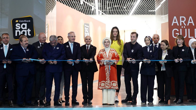 Emine Erdoğan, VakıfBank Sanat Galerisinin açılışına katıldı Emine Erdoğan, VakıfBank Sanat Galerisinin açılışına katıldı