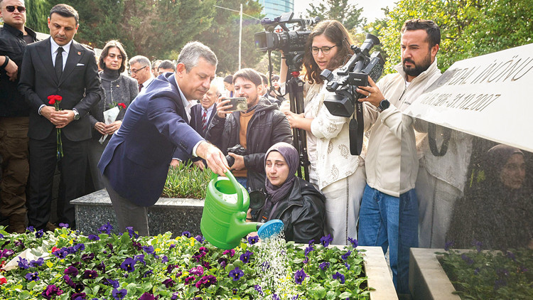 Erdal İnönü’ye ‘CHP’ rozetli anma Erdal İnönü’ye ‘CHP’ rozetli anma