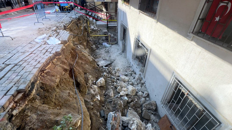 Avcılarda istinat duvarı 4 katlı binanın bahçe katına çöktü