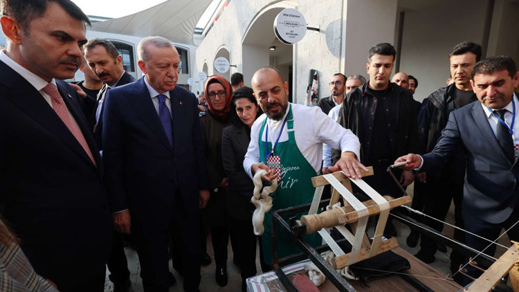 Cumhurbaşkanı Erdoğan, Atatürk Havalimanı Millet Bahçesinde Usta Eller Sanatçıları Çarşısını ziyaret etti