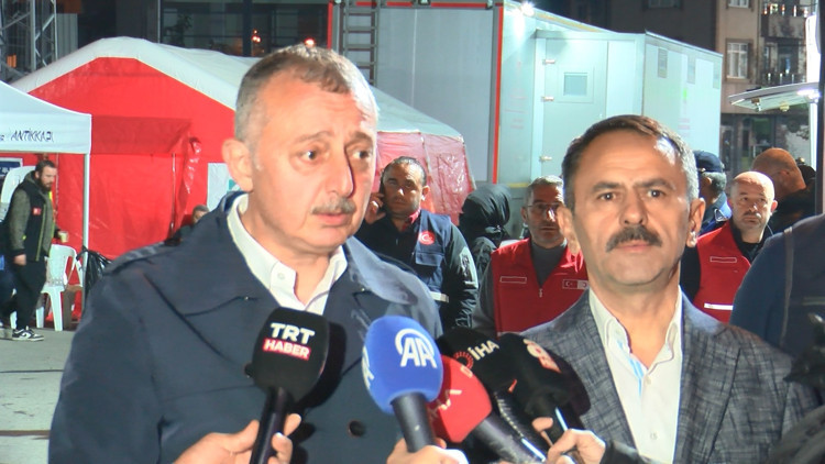 Kocaeli’de yıkılan binanın yakınındaki binalar tahliye edildi; ekipler inceleme başlattı